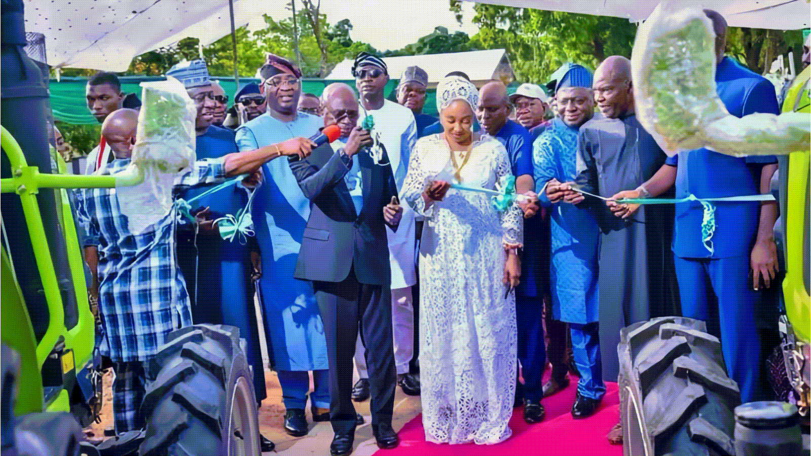 Cross thousands of miles to cultivate hope|Zoomlion delivers 100 tractors to Nigeria