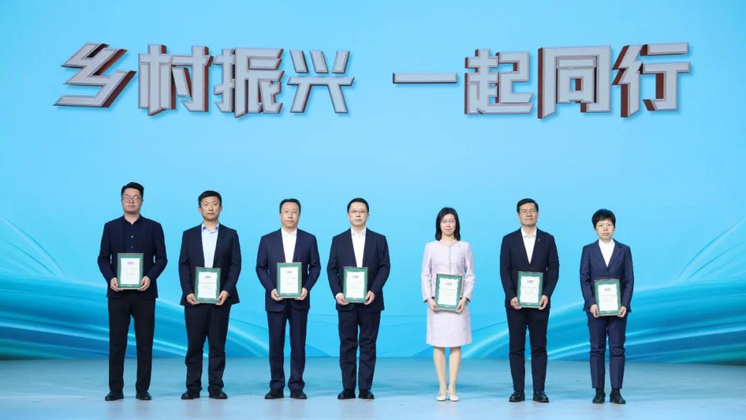 典型案例！中(zhōng)联重科(kē)國(guó)产(chǎn)最大喂入量谷物(wù)收获机入选《CMG乡村振兴观察报告（2023-2024）》
